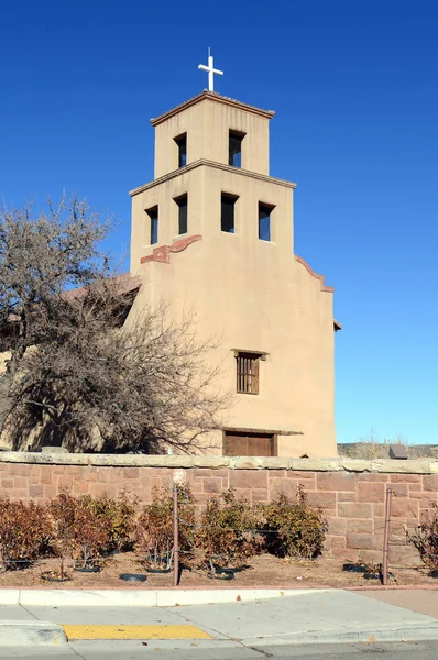 Chiesa Cattolica Romana nel Nuovo Messico, con cielo blu — Foto Stock