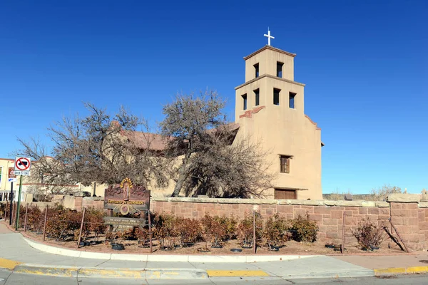 Église catholique romaine au Nouveau-Mexique, avec un ciel bleu — Photo