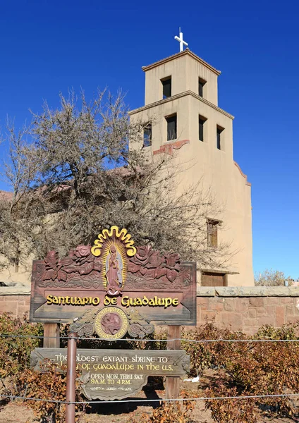 Église catholique romaine au Nouveau-Mexique, avec un ciel bleu — Photo