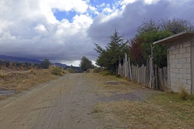 Puebla beton binalarda Pico de evlenecektir yanardağ, Meksika uzak olmayan ile kırsal tarım köy sessiz toprak yol