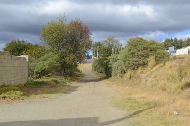 Puebla beton binalarda Pico de evlenecektir yanardağ, Meksika uzak olmayan ile kırsal tarım köy sessiz toprak yol