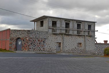 Puebla beton binalarda Pico de evlenecektir yanardağ, Meksika uzak olmayan ile kırsal tarım köy sessiz toprak yol