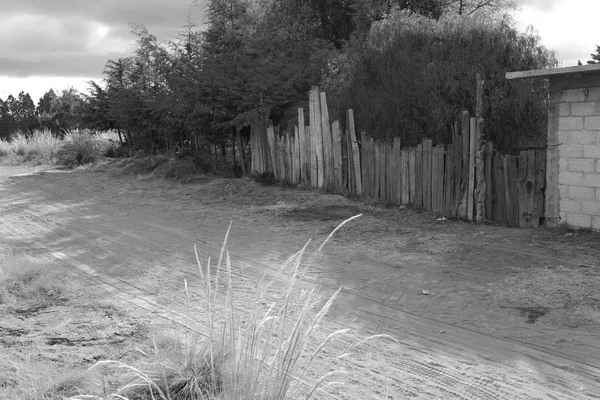 Route de terre calme dans un village agricole rural avec des bâtiments en béton à Puebla non loin du volcan Pico de Orizaba, Mexique — Photo