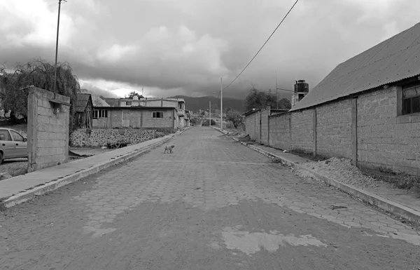 Puebla beton binalarda Pico de evlenecektir yanardağ, Meksika uzak olmayan ile kırsal tarım köy sessiz toprak yol — Stok fotoğraf