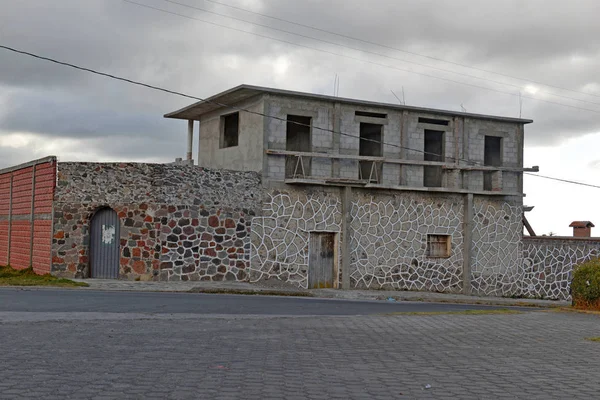Тихий грунтової дороги в селі сільське господарство з бетонної будівель в Пуебла, недалеко від Пік Орісаба вулкана, Мексика — стокове фото