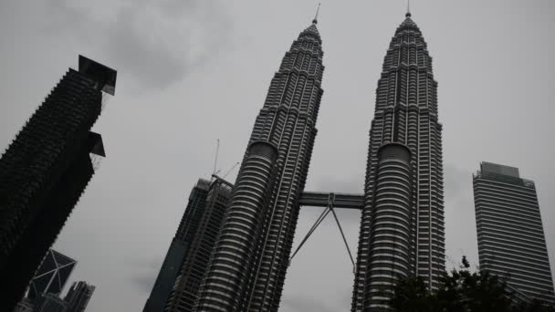 Τους πύργους Petronas, μόλις τα ψηλότερα κτίρια στον κόσμο είναι το αρχιτεκτονικό κέντρο κομμάτι από τα εθνικά και πολιτιστικά ποικιλόμορφη πρωτεύουσα πόλη της Μαλαισίας. — Αρχείο Βίντεο