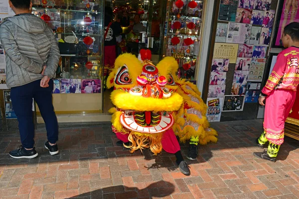 The Lion Dance is synonymous with Chinese New Year and is used to drive away bad spirits and usher in good luck for the coming year — Stock Photo, Image