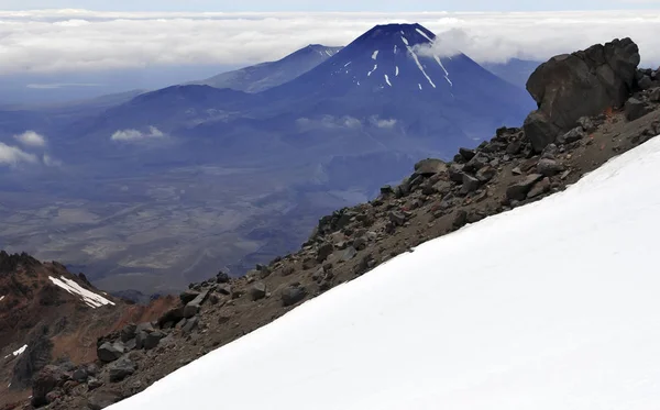 Alpine Landschaft auf dem Mount Ruapehu, in der Nähe des Mount Ngaruhoe, Tongariro Nationalpark, Neuseeland — Stockfoto