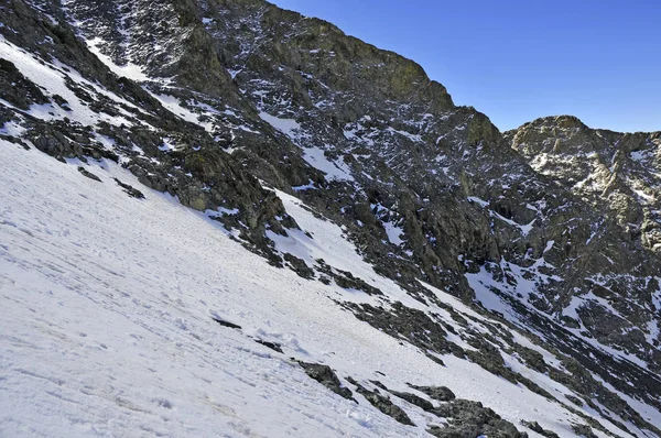 Paisaje alpino cubierto de nieve en terreno de avalancha montañosa en Colorado 14er Little Bear Peak, terreno sensible al cambio climático, Cordillera Sangre de Cristo, Montañas Rocosas, Estados Unidos —  Fotos de Stock