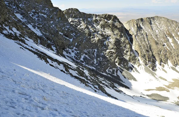 Paysage alpin enneigé en terrain montagneux avalanche sur Colorado 14er Little Bear Peak, terrain sensible au changement climatique, Sangre de Cristo Range, Montagnes Rocheuses, États-Unis — Photo