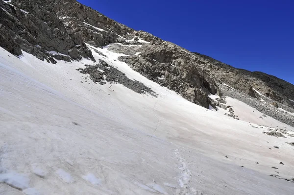 Paesaggio alpino innevato in un terreno di valanga montagnoso sul Colorado 14er Little Bear Peak, terreno sensibile ai cambiamenti climatici, Sangre de Cristo Range, Montagne Rocciose, Stati Uniti — Foto Stock