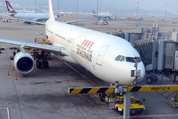 HONG KONG CIRCA FEBRERO 2017. Avión a reacción Dragonair en el aeropuerto internacional de Hong Kong, que es la puerta de entrada a China y Asia más amplia y tiene el mayor rendimiento de carga de cualquier aeropuerto . —  Fotos de Stock