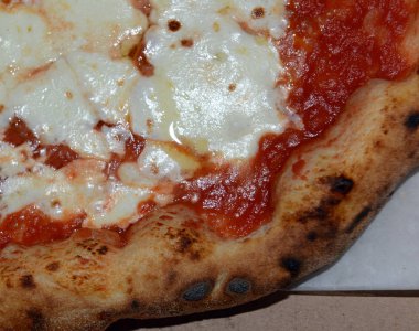 Closeup ince kabuk New York tarzı margarita pizza kabuk, sos ve peynir, icat edilmiştir ve Napoli İtalya üzerinden alınan bir gıda ile
