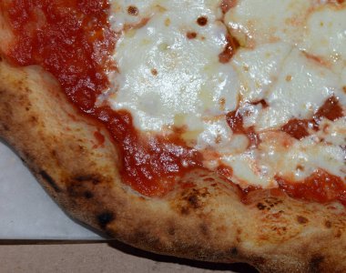 Closeup ince kabuk New York tarzı margarita pizza kabuk, sos ve peynir, icat edilmiştir ve Napoli İtalya üzerinden alınan bir gıda ile