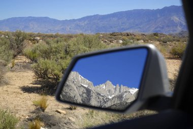 Mount Whitney, Doğu backpacking ve yürüyüş Sierra yakınındaki Yosemite National park, Sierra Nevada Dağları, California Rv geziler, Aile tatil için popüler bir yer içinde araba aynada yansıması