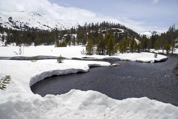 Scena alpina con montagne innevate nella Sierra orientale vicino al parco nazionale di Yosemite, Sierra Nevada Mountains, California un luogo popolare per viaggi di camper, vacanze in famiglia, zaino in spalla ed escursioni — Foto Stock