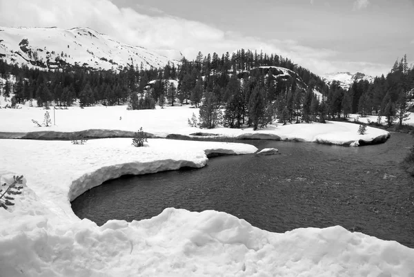 Cena alpina com montanhas cobertas de neve no leste da Serra perto do parque nacional de Yosemite, Sierra Nevada Mountains, Califórnia um lugar popular para viagens de RV, férias em família, mochila e caminhadas — Fotografia de Stock