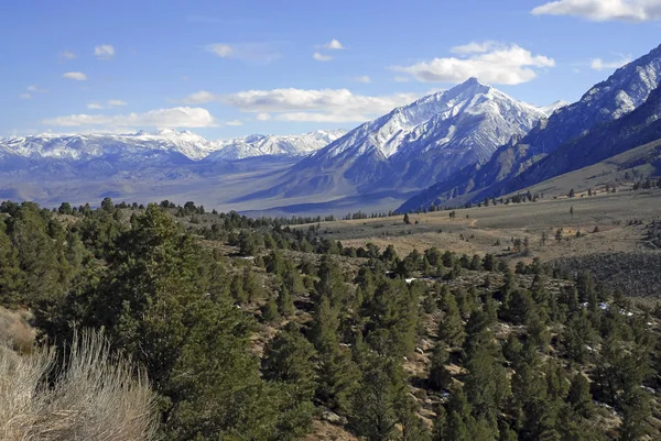 Alpine scene with snow capped mountains in the Eastern Sierra near Yosemite National park, Sierra Nevada Mountains, California — Stock Photo, Image