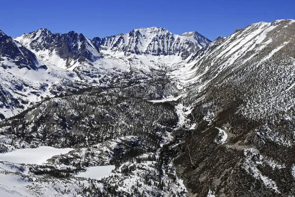 Cena alpina com montanhas cobertas de neve na Sierra Oriental perto do parque nacional de Yosemite, Sierra Nevada Mountains, Califórnia — Fotografia de Stock