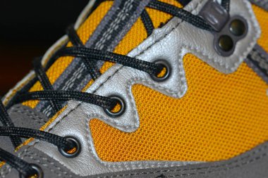 Su geçirmez deri ve sentetik da dağcılık, tırmanma, avcılık, doğa yürüyüşü veya askeri gibi çalışmanın birçok hatlarında kullanılan çizmeler closeup wih ayakkabı bağcığı hiking