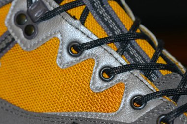 Su geçirmez deri ve sentetik da dağcılık, tırmanma, avcılık, doğa yürüyüşü veya askeri gibi çalışmanın birçok hatlarında kullanılan çizmeler closeup wih ayakkabı bağcığı hiking