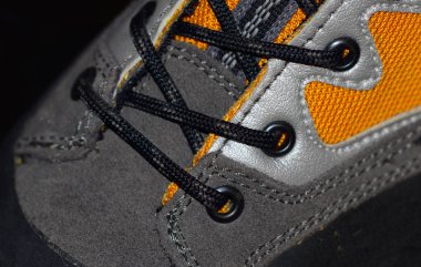 Su geçirmez deri ve sentetik da dağcılık, tırmanma, avcılık, doğa yürüyüşü veya askeri gibi çalışmanın birçok hatlarında kullanılan çizmeler closeup wih ayakkabı bağcığı hiking