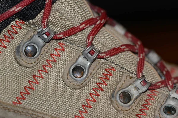 Couro impermeável e botas de caminhada sintéticas closeup wih shoelaces também usado para montanhismo, escalada, caça, trekking ou em muitas linhas de trabalho, como no militar — Fotografia de Stock