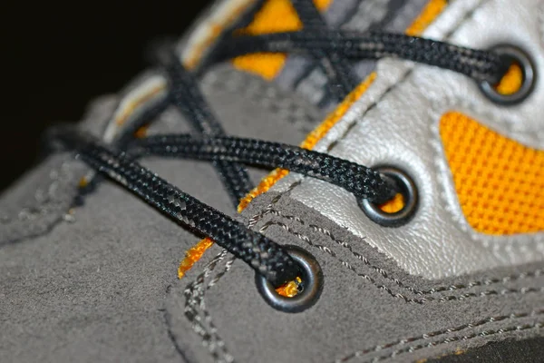 Couro impermeável e botas de caminhada sintéticas closeup wih shoelaces também usado para montanhismo, escalada, caça, trekking ou em muitas linhas de trabalho, como no militar — Fotografia de Stock