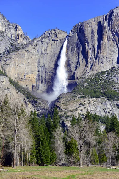 Vízesés a kaliforniai Yosemite Nemzeti Parkban — Stock Fotó