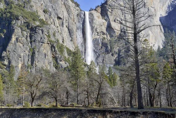 Cascada en el parque nacional de Yosemite, California — Foto de Stock