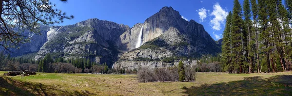 Waterfall in Yosemite National Park, California — Stock Photo, Image