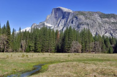 Yarım kubbe, yürüyüşçüler ve dağcılar Yosemite Milli Parkı, ABD için ünlü granit dönüm noktası