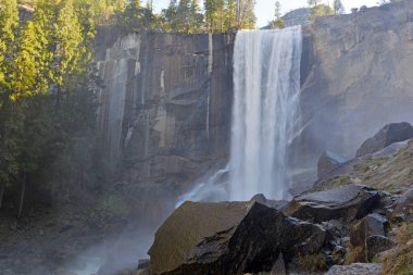 Merced Nehri, Yosemite Milli Parkı, California ilkbahar sonbahar kadar sis izi boyunca hiking sayısı