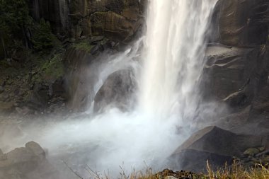 Merced Nehri, Yosemite Milli Parkı, California ilkbahar sonbahar kadar sis izi boyunca hiking sayısı