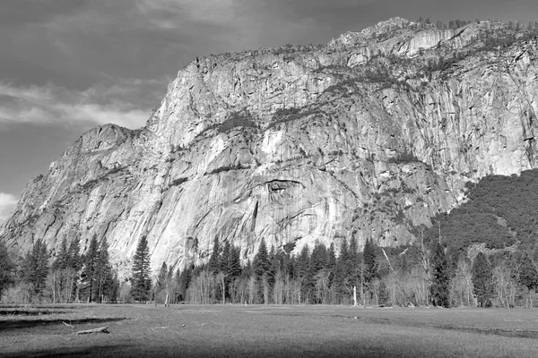 Escena alpina con monolitos de granito en el Parque Nacional Yosemite, Sierra Nevada Mountains, California — Foto de Stock