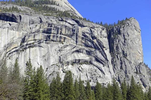 Alpesi táj-val gránit monolitok a Yosemite Nemzeti Parkban, Sierra Nevada-hegység, Kalifornia — Stock Fotó