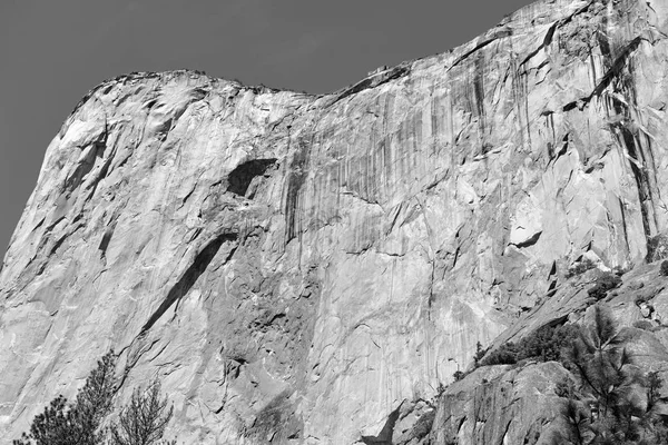 Сцена с гранитными монолитами в национальном парке Йосмит, Сьерра-Невада-Маунтейнс, Калифорния — стоковое фото
