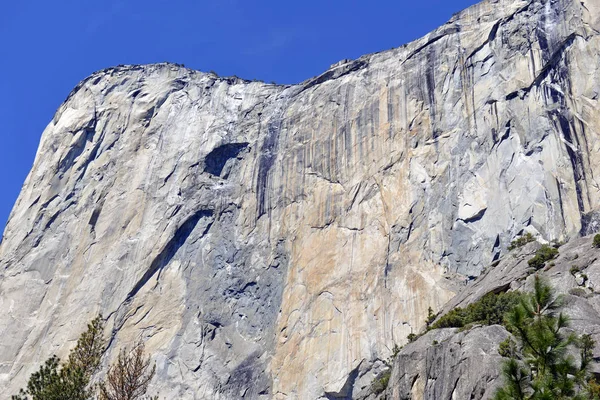 Alpejskie sceny z granitowych monolitów w Parku Narodowym Yosemite, gór Sierra Nevada w Kalifornii — Zdjęcie stockowe