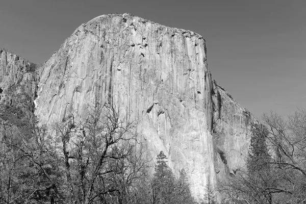 Escena alpina con monolitos de granito en el Parque Nacional Yosemite, Sierra Nevada Mountains, California — Foto de Stock