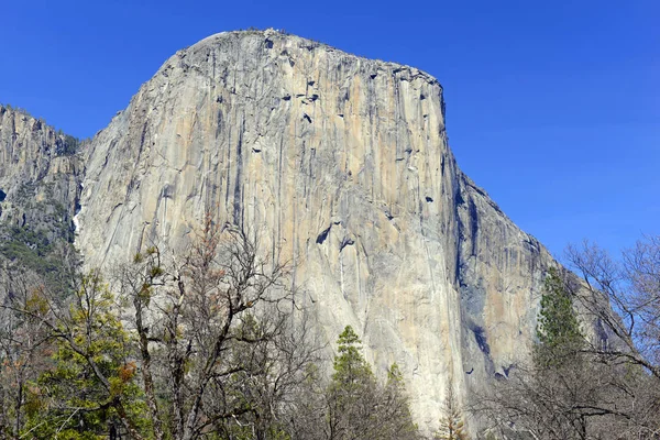 Alpejskie sceny z granitowych monolitów w Parku Narodowym Yosemite, gór Sierra Nevada w Kalifornii — Zdjęcie stockowe