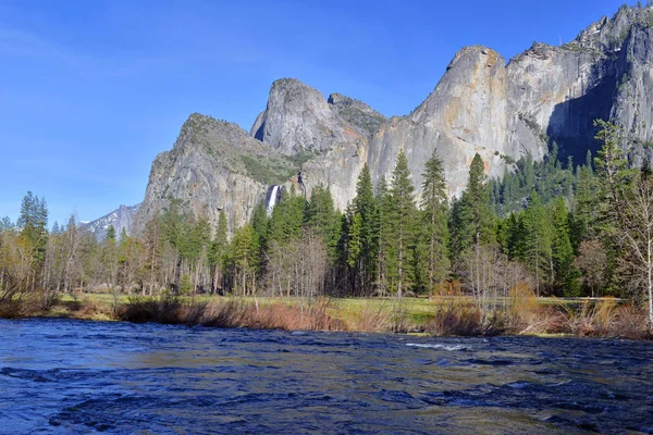 Alpine scene with granite monoliths in Yosemite National Park, California — Stock Photo, Image