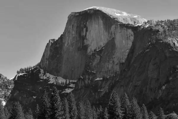 Half Dome, famoso monumento de granito para excursionistas y escaladores en el Parque Nacional Yosemite, Estados Unidos — Foto de Stock