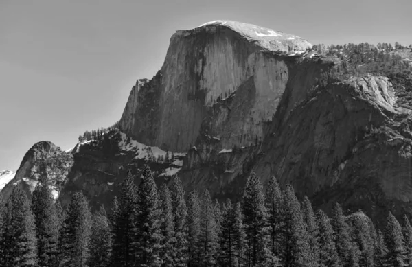 Half Dome, famoso marco granítico para caminhantes e alpinistas no Parque Nacional de Yosemite, EUA — Fotografia de Stock