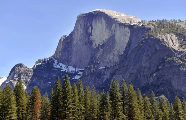 Half Dome, beroemde graniet mijlpaal voor wandelaars en klimmers in Yosemite National Park, Verenigde Staten — Stockfoto