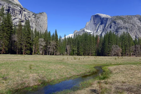 Half Dome, famous granite landmark for hikers and climbers in Yosemite National Park, USA — Stock Photo, Image