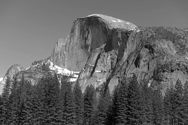 Yarım kubbe, yürüyüşçüler ve dağcılar Yosemite Milli Parkı, ABD için ünlü granit dönüm noktası — Stok fotoğraf