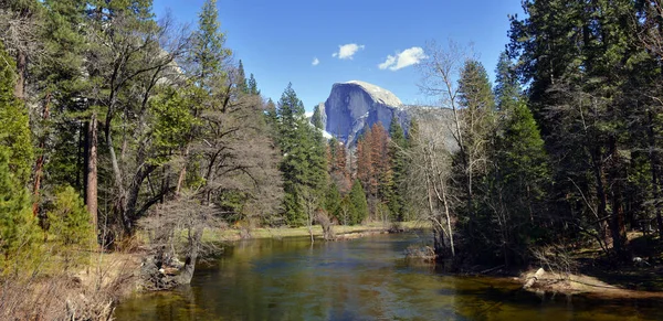 Halvt kuppel, berømt landemerke for turgåere og klatrere i Yosemite nasjonalpark, USA – stockfoto