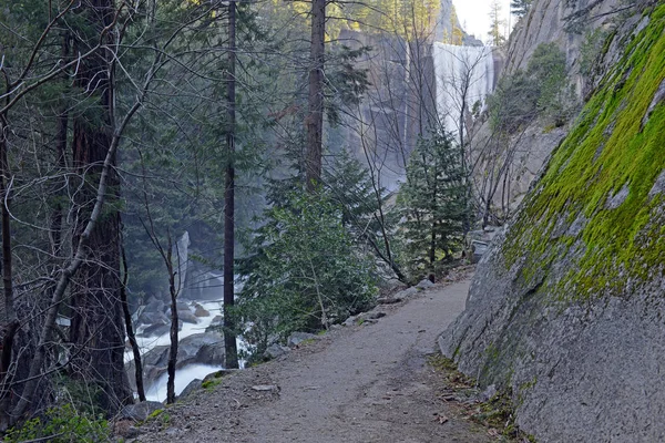 Výhled na pěší stezce mlhy až Vernal Fall podél řeky Merced, Yosemitský národní Park, Kalifornie — Stock fotografie