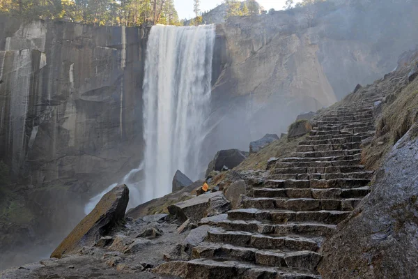 Merced Nehri, Yosemite Milli Parkı, California ilkbahar sonbahar kadar sis izi boyunca hiking sayısı — Stok fotoğraf