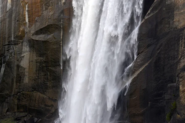 Widok na wędrówki po szlakach mgły do upadku Vernal wzdłuż rzeki Merced, Park Narodowy Yosemite, Kalifornia — Zdjęcie stockowe